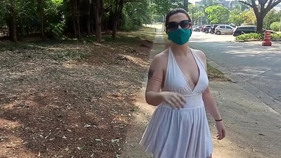 Te tahanga a te iwi: ka ngana tetahi kotiro no Ruhia ki te tango i ona kakahu i nga tiriti o Rio de Janeiro. I tata mauheretia ia.